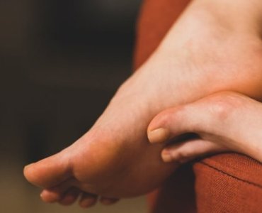 Pożegnaj szorstkie pięty: skuteczne metody usuwania zgrubiałej skóry