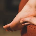 Pożegnaj szorstkie pięty: skuteczne metody usuwania zgrubiałej skóry