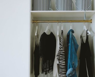 Weekendowa rewolucja w szafie: prosty plan, który odmieni Twoje poranki