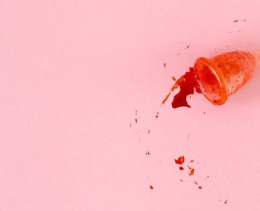 Plamienie przed miesiączką? Sprawdź, kiedy to naturalne, a kiedy warto skonsultować się z lekarzem