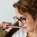 Podcasty, które dodają skrzydeł: inspirująca playlista dla kobiet na każdy dzień