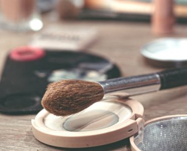 Makijaż, który przetrwa całą noc: sprawdzone triki na efekt wow podczas wielkiego wyjścia