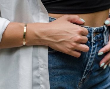 Dżinsy idealne dla figury gruszki: 7 fasonów i sprytne triki stylistki