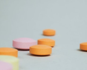 Naturalny spokój bez recepty: które ziołowe tabletki na uspokojenie warto wybrać?