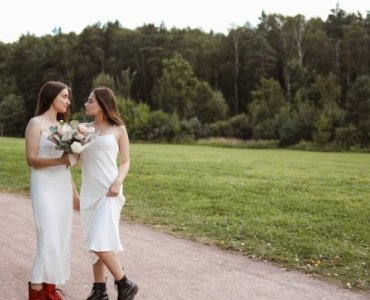 Elegancja od stóp: najlepsze obuwie do sukni maxi na wesele – styl i komfort przez całą noc