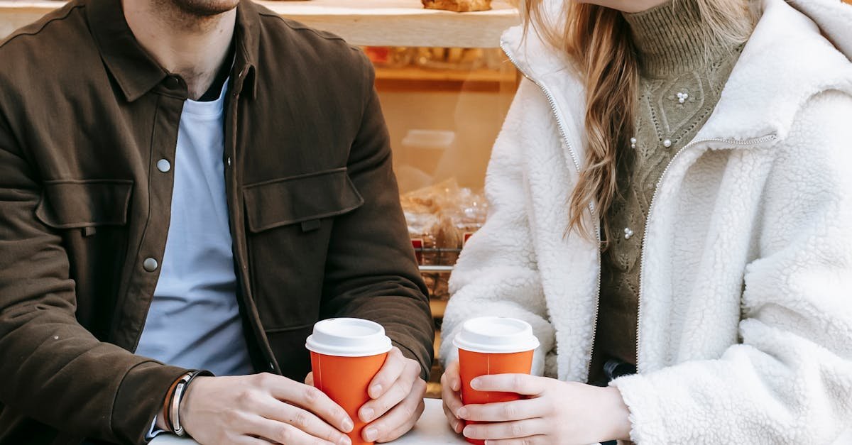 Pierwsza randka bez niezręcznej ciszy: 25 tematów, które rozpalą chemię i zbudują więź