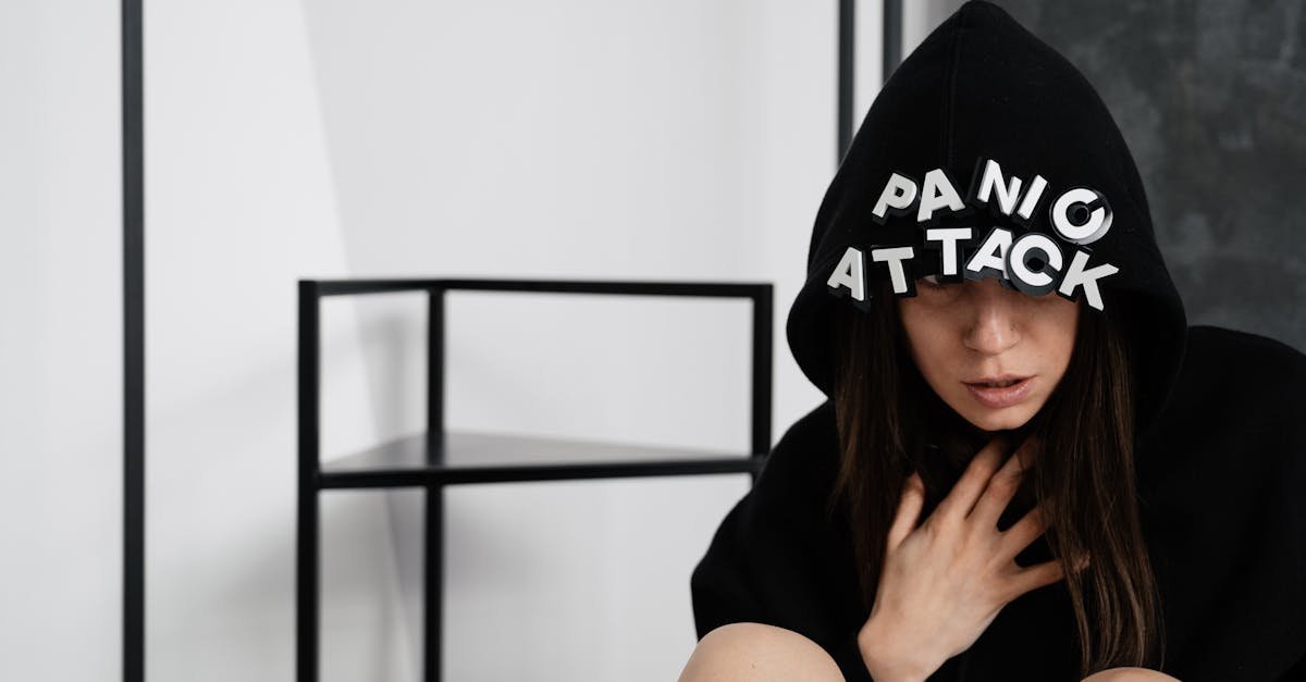 Spokój w środku burzy: proste kroki, które pomogą opanować napad paniki