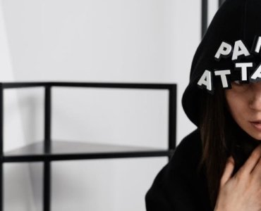 Spokój w środku burzy: proste kroki, które pomogą opanować napad paniki