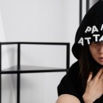 Spokój w środku burzy: proste kroki, które pomogą opanować napad paniki