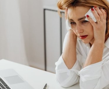 Sygnały ostrzegawcze, że praca Cię wypala: jak je rozpoznać i odzyskać równowagę — przewodnik dla kobiet