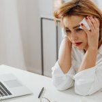 Sygnały ostrzegawcze, że praca Cię wypala: jak je rozpoznać i odzyskać równowagę — przewodnik dla kobiet