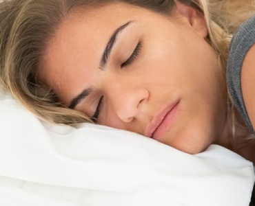 Noc bez snu, dzień bez blasku: jak krótkie noce odbierają cerze świeżość (i jak ją odzyskać)