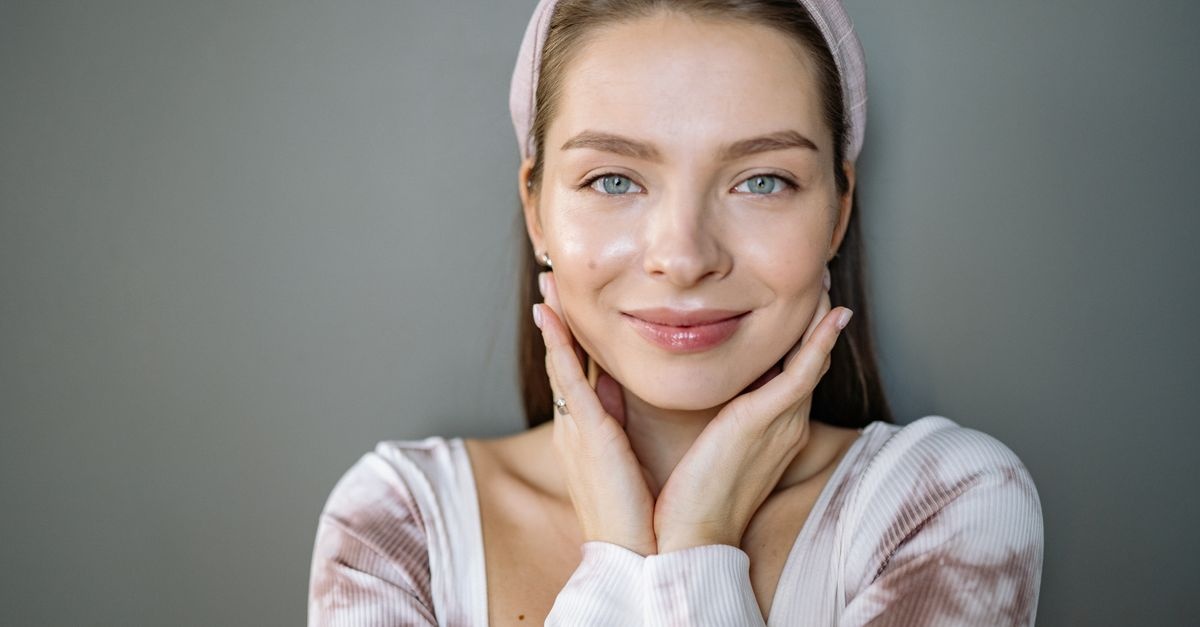 Subtelny glow na cały dzień: szybki makijaż, który podkreśla Twoje naturalne piękno