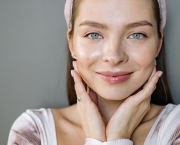 Subtelny glow na cały dzień: szybki makijaż, który podkreśla Twoje naturalne piękno