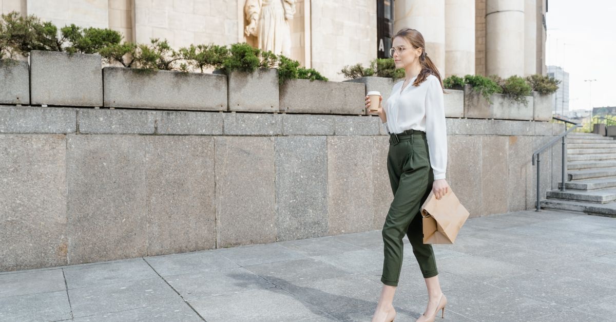 Elegancja w 30 stopniach: lekkie biurowe looki, które trzymają fason