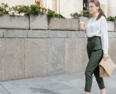 Elegancja w 30 stopniach: lekkie biurowe looki, które trzymają fason