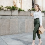Elegancja w 30 stopniach: lekkie biurowe looki, które trzymają fason