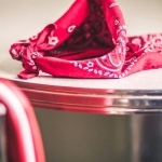 Sztuka apaszki na szyi: 12 stylowych wiązań, które odmienią każdą stylizację