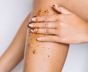 Kawa kontra cellulit: 5-minutowy domowy peeling, który wygładzi skórę już po pierwszym użyciu