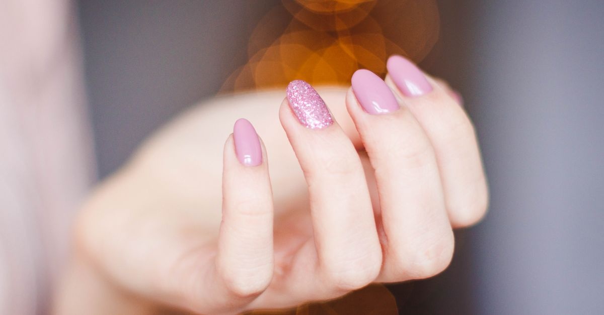 Manicure hybrydowy, który trzyma tygodniami: 12 sprawdzonych trików na supertrwały efekt