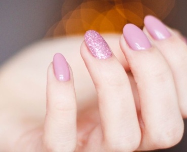 Manicure hybrydowy, który trzyma tygodniami: 12 sprawdzonych trików na supertrwały efekt