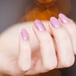 Manicure hybrydowy, który trzyma tygodniami: 12 sprawdzonych trików na supertrwały efekt