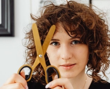 Efekt wow u nasady: 11 domowych trików na pełniejszą fryzurę bez salonu