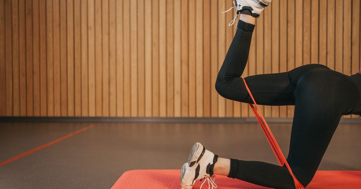 Domowy lifting pośladków: trening z taśmami oporowymi, który naprawdę działa