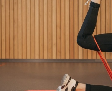 Domowy lifting pośladków: trening z taśmami oporowymi, który naprawdę działa