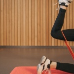 Domowy lifting pośladków: trening z taśmami oporowymi, który naprawdę działa